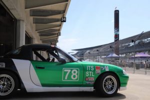 a travers les briques lentement une miata court a indy