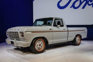ford aborde la melee des caisses electriques avec le concept deluminateur f 100