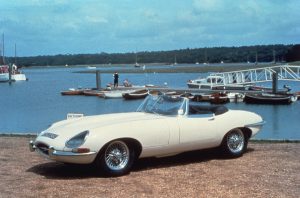 rapports de vehicules jaguar type e roadster dans la fusee dessai historique pour deux avec super route