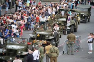 ceci circule sur internet defiles bal et camp militaire blendecques fete la liberation