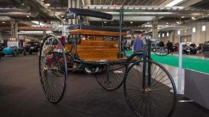 edito tout frais labeuvriere reunis par lamour des belles voitures ils continuent leur marathon du vintage