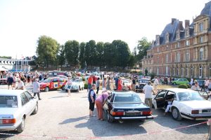ca se propage sur internet en images le rassemblement des voitures anciennes bat des records de frequentation a la ville deu