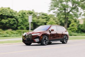 a decouvrir ce texte essai routier de la bmw ix xdrive50 2022 si on resumait 2022 en un vehicule
