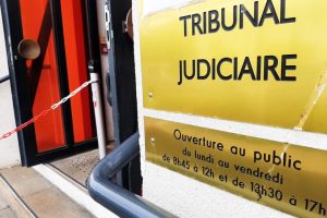 information pour les passionnes la baule lhomme venait pour recuperer sa voiture son ancien ami le recoit a coups de club de golf
