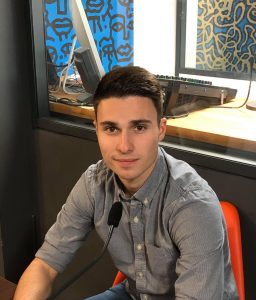 relecture de leditorial linterieur de cette voiture est dans un etat pitoyable la combinaison est de rigueur pour le nettoyer