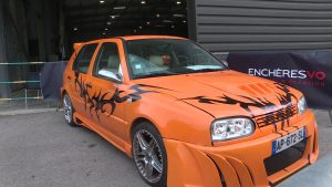 sur le web la voiture du commissaire boher de plus belle la vie vendue aux encheres 4300 euros