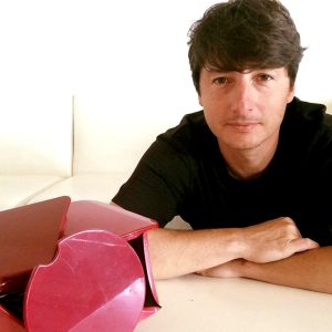 article tout frais cet artiste expose a casteljaloux cree des oeuvres dart avec des epaves de voiture