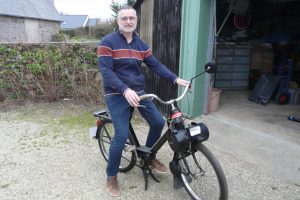 pour les passionnes ils ont le meme age christophe a restaure le solex de son grand pere a ploubazlanec