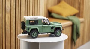 sur le web lego lance un land rover defender classic 90 de 2 336 pieces pour un prix sale