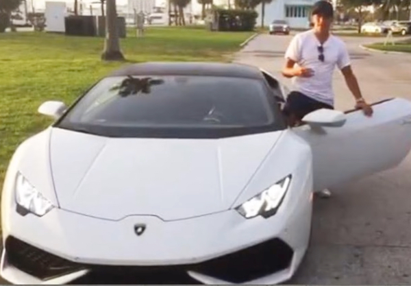 En images, les voitures d'Alexis Sanchez : Une Lamborghini Aventador S En images, les voitures d'Alexis Sanchez : Une Lamborghini Aventador S