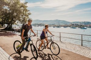 Ceci se propage sur le web : 6 escapades sans voiture pour vos vacances au Pays basque