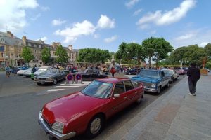 Edito tout frais : Avranches : les voitures anciennes quittent la place Littré