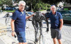 Ca circule sur le web : À Carhaix, Marc Madiot s’est arrêté voir les statues des légendes du cyclisme breton