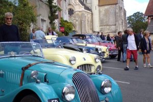 Quoi retenir de ce texte : Beaumont en Auge, musée à ciel ouvert de l’automobile de collection avec le Classic