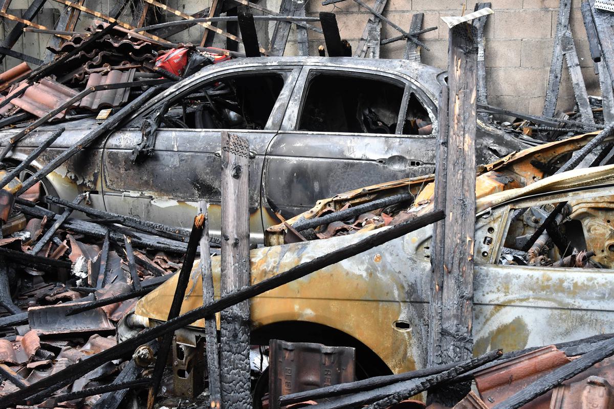 Cinq voitures ont été détruites avec le garage et tout ce qu’il abritait.