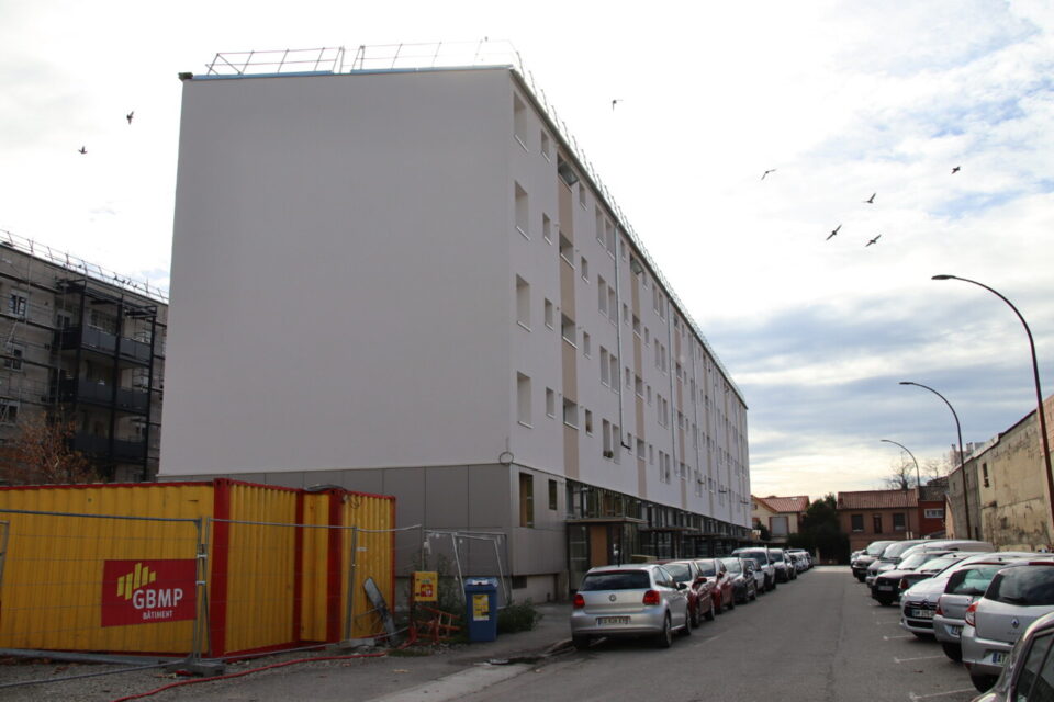 Plusieurs bâtiments autour de la tour Caffort sont encore dans les travaux.