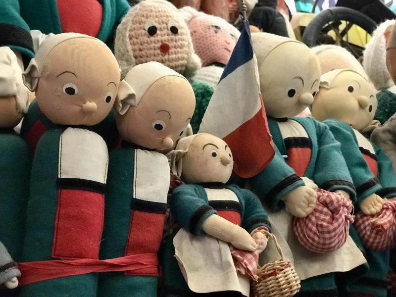 La collection du musée compte 20 000 objets, de la poupée de porcelaine du 19e siècle à la Barbie des années 1950, en passant par Bécassine ou Bluette.
