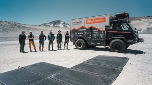 Dernière actu toute fraiche : le record d’altitude pour un véhicule électrique vient d’être battu par trois amis suisses