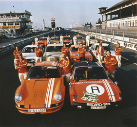 Image ONS-Streckensicherungsstaffel auf dem Nürburgring 1973 : 911 Carrera RSR 2,8 Modelljahr 1973 (avant) et 914/6 GT Modelljahr 1972. Deux diesen beiden Fahrzeugen steht Porsche-Legende Herbert Linge