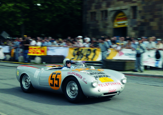 Bild Herbert Linge im Jahr 2003, am Steuer des Porsche 550