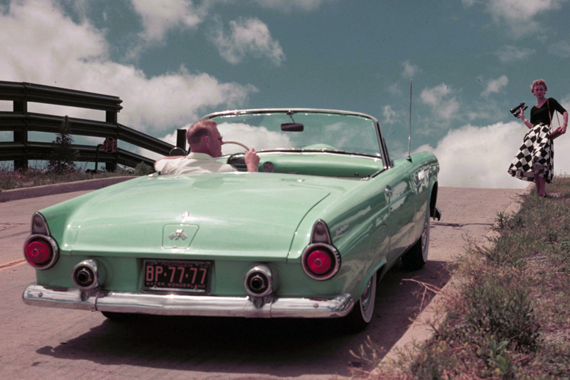 Ford Thunderbird de 1955 avec antenne avant