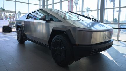 Le cybertruck de Tesla, en Californie le 1er décembre 2023. (ALLISON DINNER / MAXPPP)