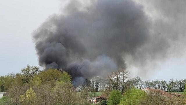 Un imposant nuage de fumée est apparu ce samedi dans le ciel de Nieul-le-Dolent. Ouest-France photo un imposant nuage de fumée est apparu ce samedi dans le ciel de nieul-le-dolent. © ouest-france