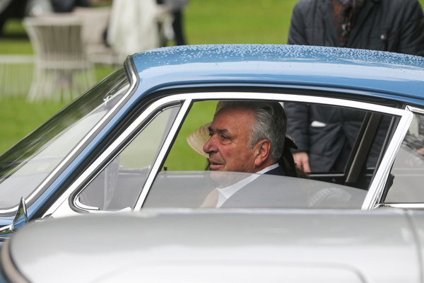 Bild Gut gelaunter Alois Ruf dans sa Porsche 901 - Concorso d'Eleganza Villa d'Este 2023