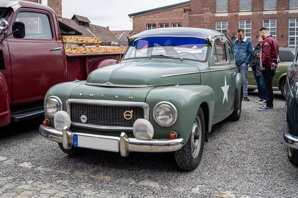 Image du Volvo PV 544 dans le manque de l'armée américaine – "Grondement de voiture" au Motorworld Village Metzingen