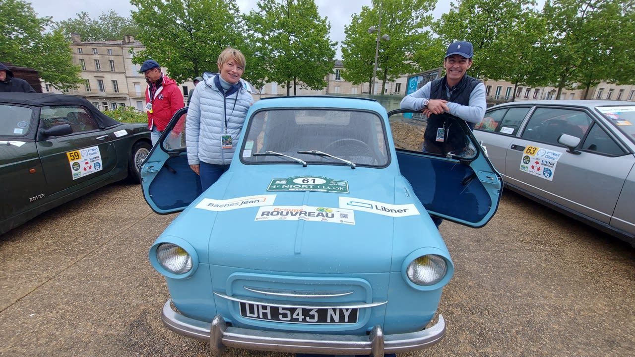 Bénédicte et Richard Bellamy, avec leur Vespa 400.
