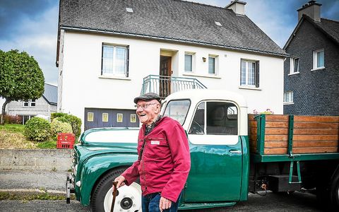 Livreur de vin pour la brasserie Duault pendant trente-quatre ans, Jean a conduit son Citroën U23 à travers la Bretagne.