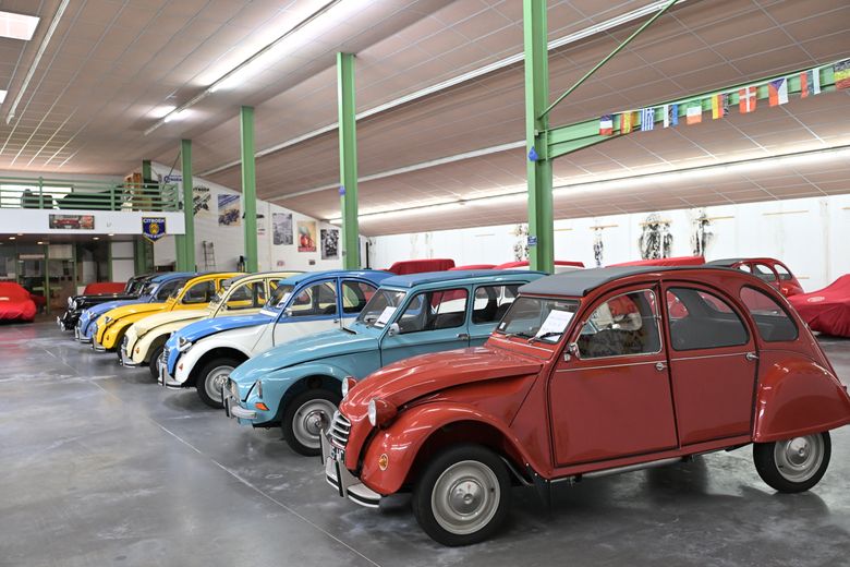 Dans ce garage, Gérad Ducès est fier d’exposer les 14 deudeuches dont la première qu’il acquiert en 2007.