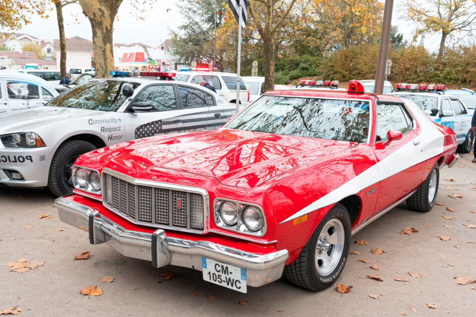 La Ford Gran Torino rouge à bande blanche de la célèbre série Starsky et Hutch est visible sur le parvis de la Foire de Dijon
