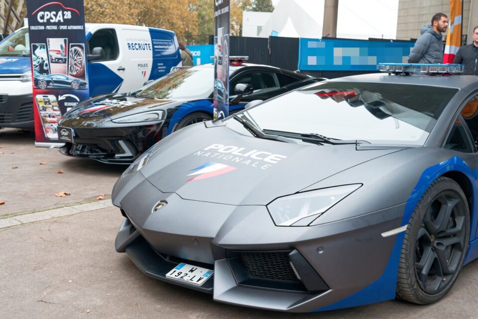 Une Lamborghini Aventador V12 de 700 chevaux transformée en voiture de police trône fièrement aux côtés de 24 autres véhicules de police, devant le parvis de la Foire de Dijon