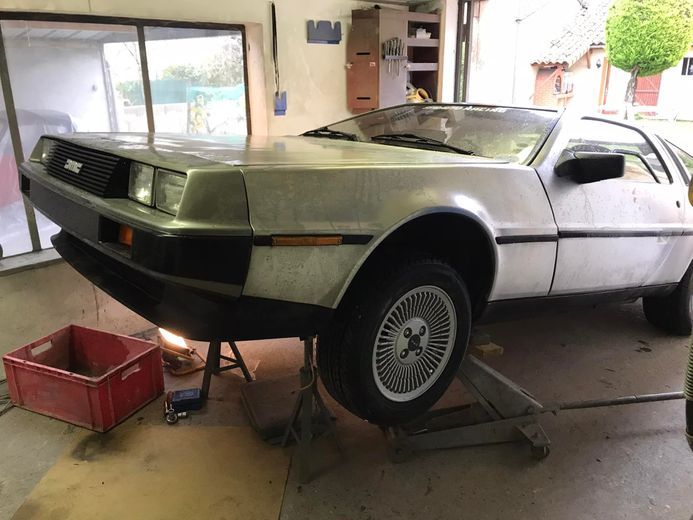 La mythique DeLorean de Retour vers le Futur est l’une des pièces maîtresses de la collection.