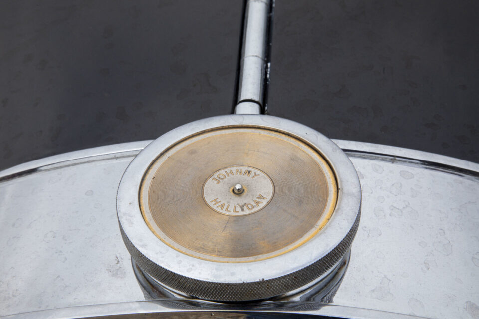 Personnalisée sur la demande de Sylvie Vartan, un disque d'or apparaît sur le capot