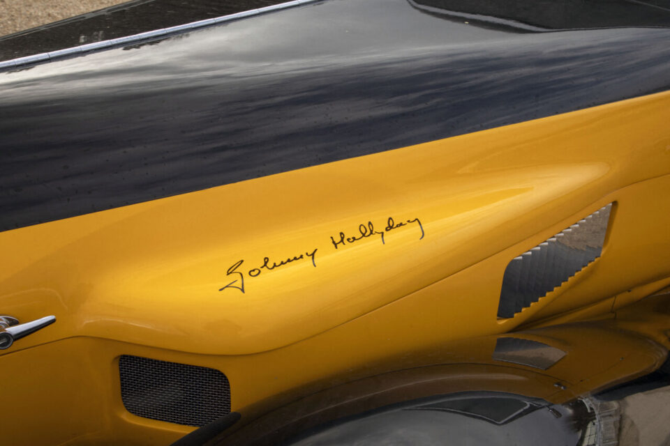 Le chanteur avait même signé sur la carrosserie du nouveau propriétaire...