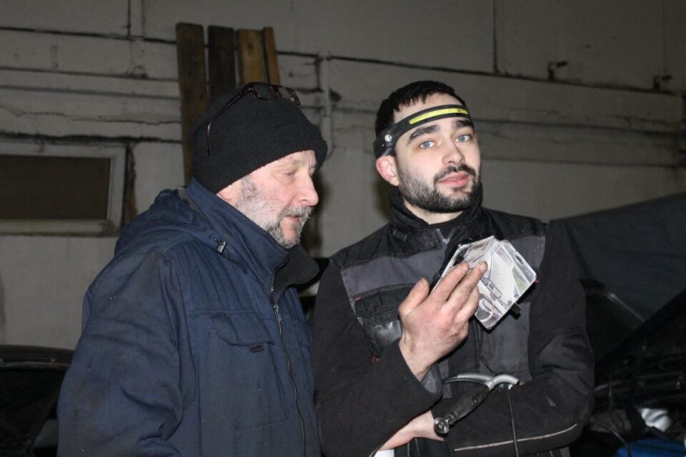 Olivier Giard partage sa passion des vieilles voitures avec Benjamin Robert.