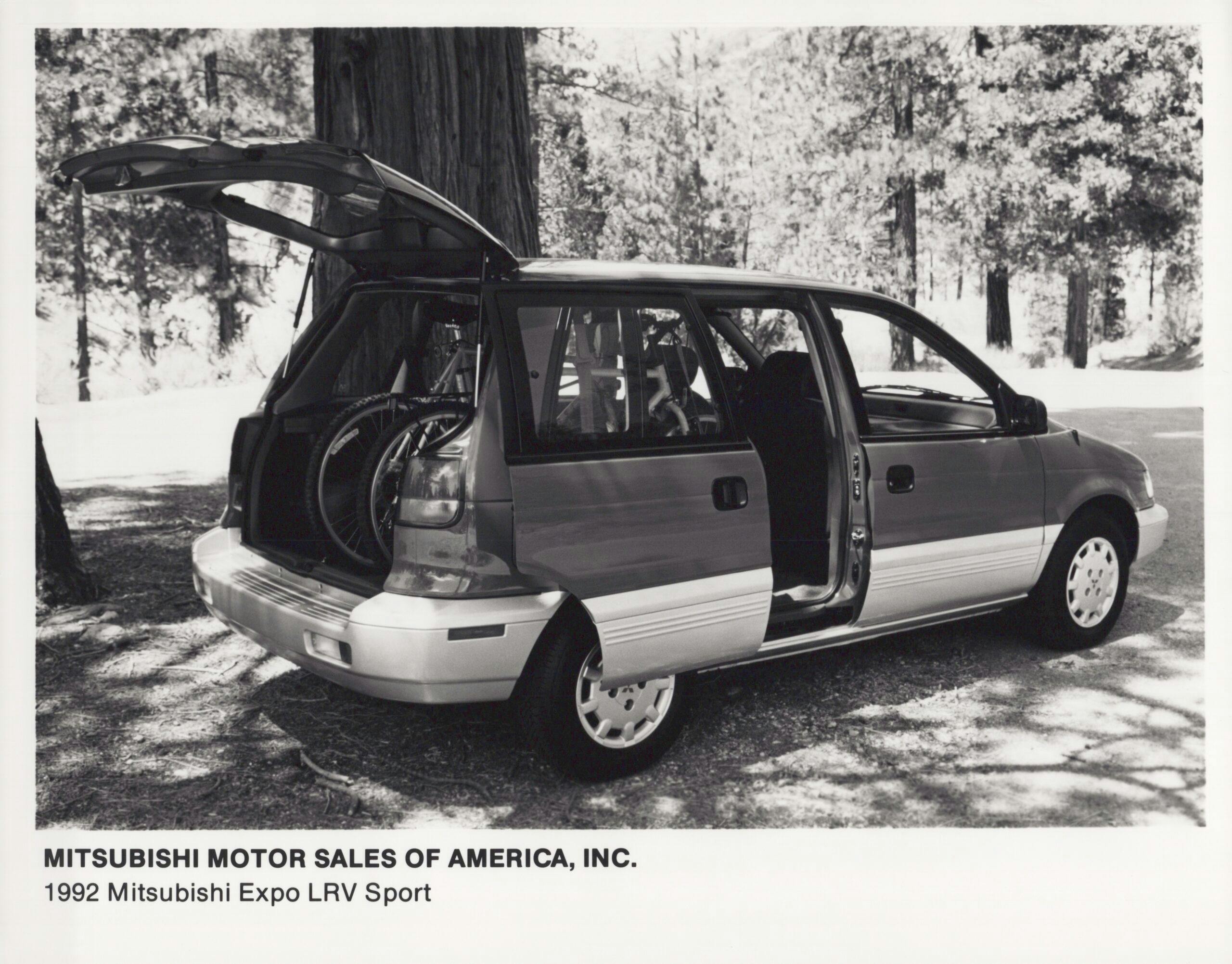 Mitsubishi Expo Van Front trois quarts