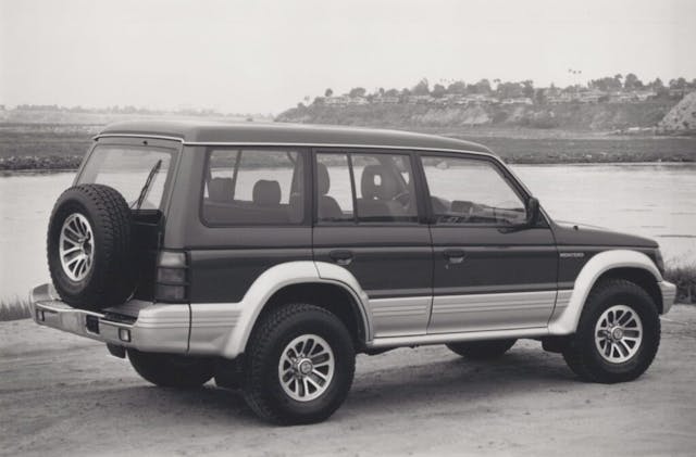 Mitsubishi Montero SUV arrière trois quarts