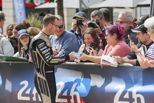 Sébastien Bourdais signant des autographes Le Mans Practice
