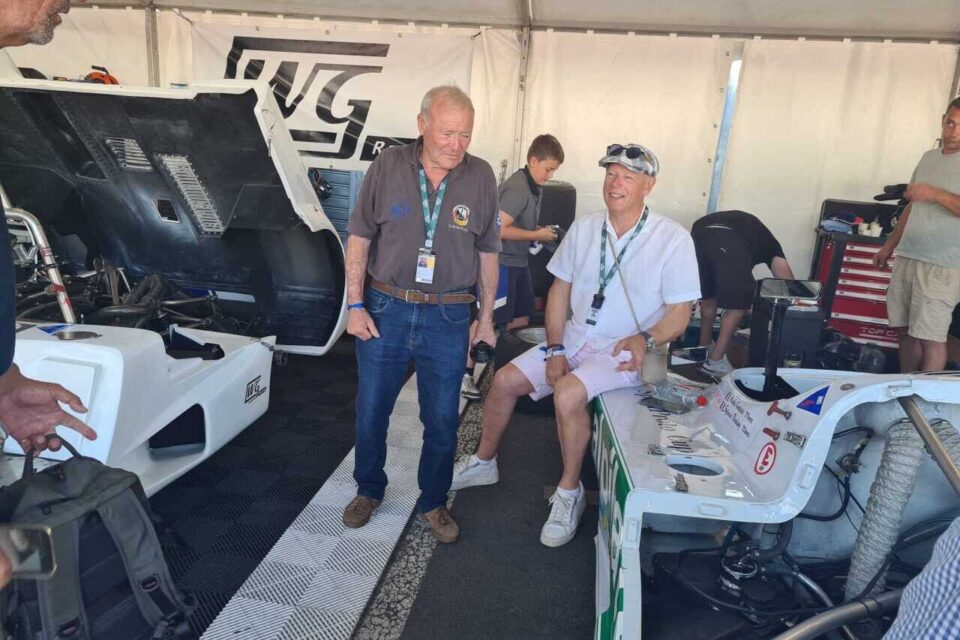 Sylvain Boulay, assis, dans son stand avec Michel Lateste.