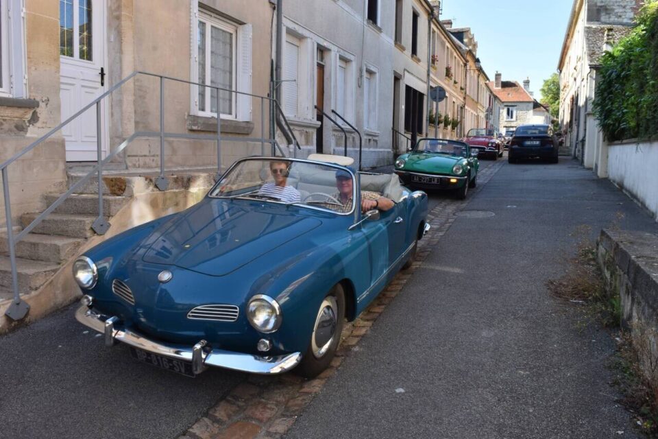 Départ en convois mené par Monsieur et Madame Fouret.