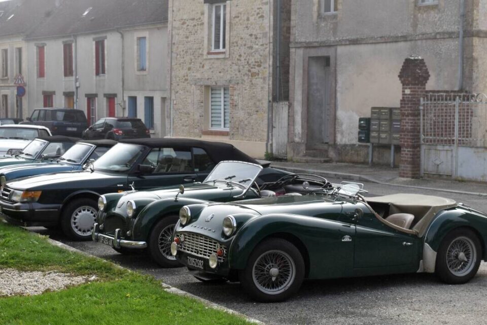 Les belles anciennes sur la place.