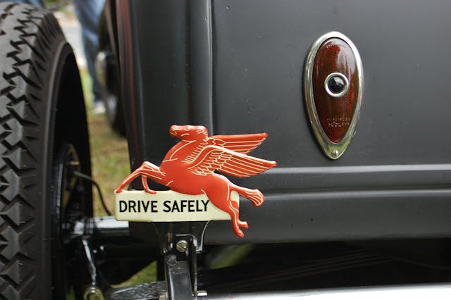 Plaque d'immatriculation de Mobil Pegasus sur un hot rod traditionnel