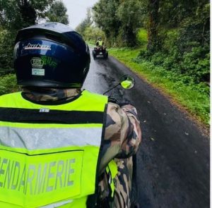 Retour sur l’édito : Les gendarmes se déplacent en quads lors d’un enduro de moto et se font bien remarquer