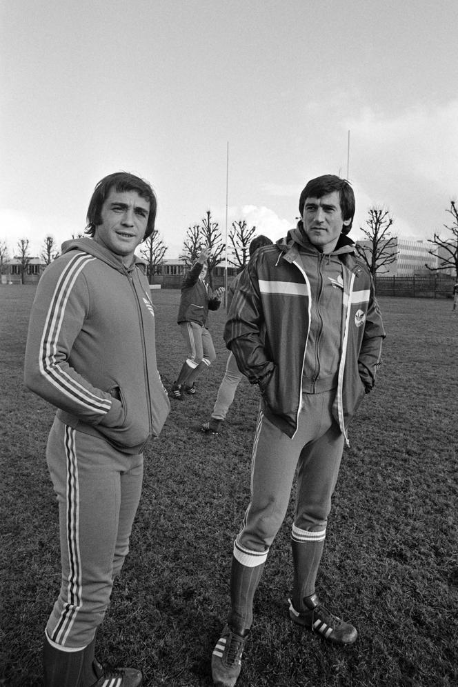 Roland Bertranne (à gauche), avec Guy Laporte, lors d’un entraînement du XV de France, à Rueil-Malmaison (Hauts-de-Seine), le 4 février 1981.