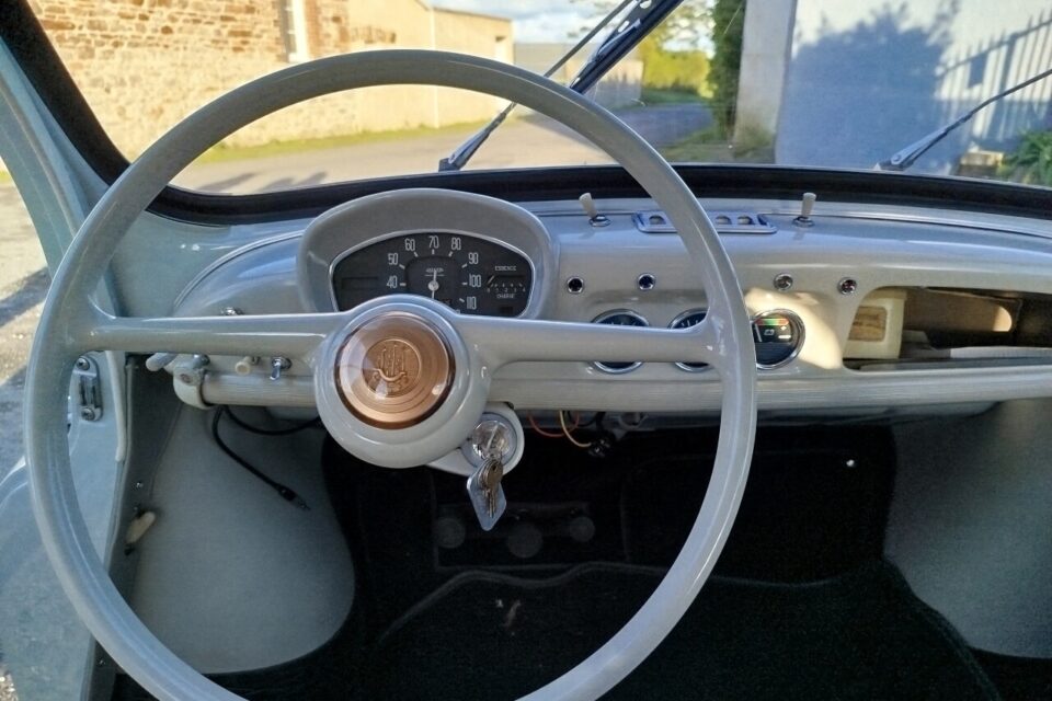 Un poste de pilotage à l'ancienne.