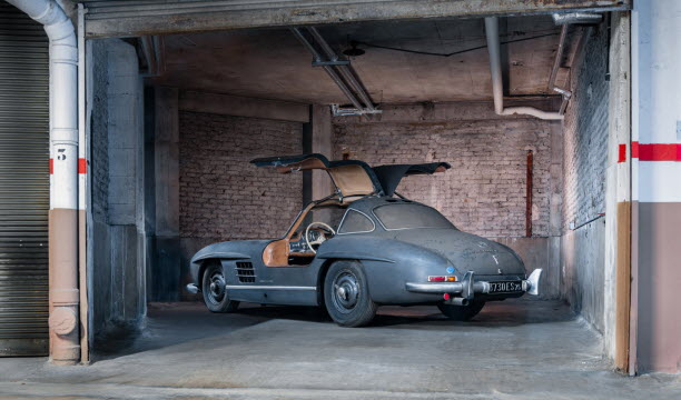 Cette SL 300 est équipée de l’intégralité des options sport du catalogue d’époque, dont le recherché moteur NSL, les jantes à écrou central Rudge ou les suspensions et ressorts pour conduite sportive.