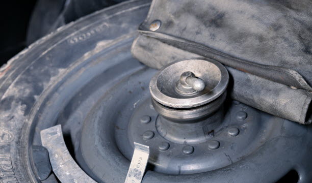 Elle dispose toujours des accessoires d’origine et de sa première plaque d’immatriculation.